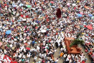 Cardenal Brenes participa en Viacrucis Penitencial