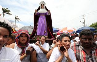 Cardenal Brenes participa en Viacrucis Penitencial