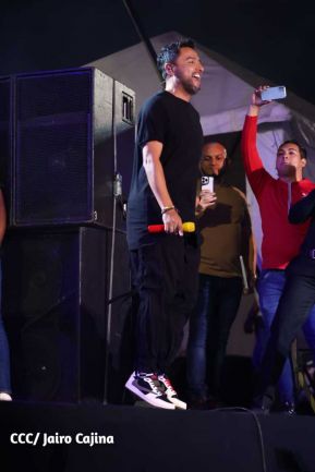 Noche de avivamiento y adoración en la vigilia de Ríos de Agua Viva