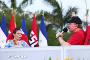 Presidente Daniel Ortega y Compañera Rosario Murillo entregan buses rusos a transportistas