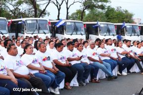 Presidente Daniel Ortega y Compañera Rosario Murillo entregan buses rusos a transportistas