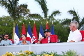 Presidente Daniel Ortega y Compañera Rosario Murillo entregan buses rusos a transportistas