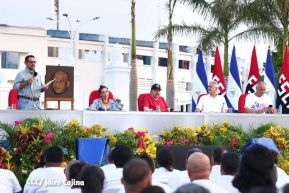 Presidente Daniel Ortega y Compañera Rosario Murillo entregan buses rusos a transportistas
