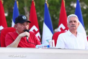 Presidente Daniel Ortega y Compañera Rosario Murillo entregan buses rusos a transportistas