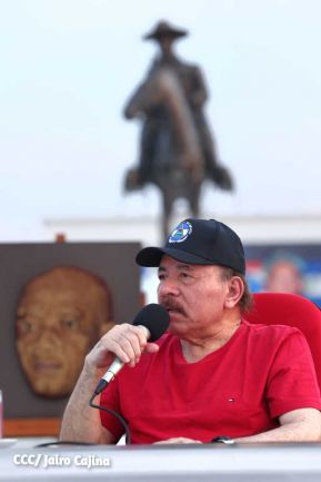 Presidente Daniel Ortega y Compañera Rosario Murillo entregan buses rusos a transportistas