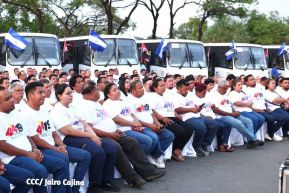 Presidente Daniel Ortega y Compañera Rosario Murillo entregan buses rusos a transportistas
