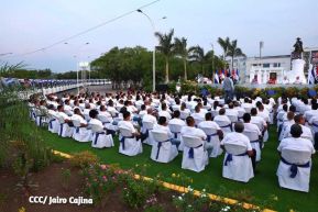 Presidente Daniel Ortega y Compañera Rosario Murillo entregan buses rusos a transportistas