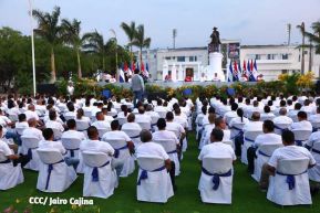 Presidente Daniel Ortega y Compañera Rosario Murillo entregan buses rusos a transportistas