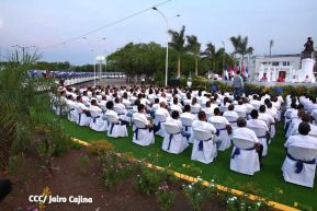 Presidente Daniel Ortega y Compañera Rosario Murillo entregan buses rusos a transportistas