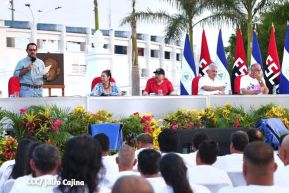Presidente Daniel Ortega y Compañera Rosario Murillo entregan buses rusos a transportistas