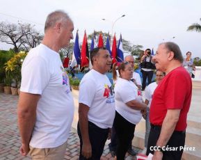 Presidente Daniel Ortega y Compañera Rosario Murillo entregan buses rusos a transportistas