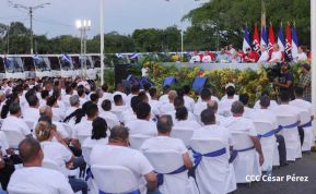 Presidente Daniel Ortega y Compañera Rosario Murillo entregan buses rusos a transportistas