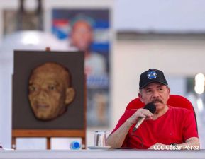 Presidente Daniel Ortega y Compañera Rosario Murillo entregan buses rusos a transportistas