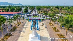 Presidente Daniel Ortega y Compañera Rosario Murillo entregan buses rusos a transportistas