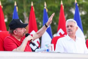 Presidente Daniel Ortega y Compañera Rosario Murillo entregan buses rusos a transportistas