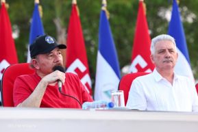 Presidente Daniel Ortega y Compañera Rosario Murillo entregan buses rusos a transportistas