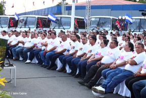 Presidente Daniel Ortega y Compañera Rosario Murillo entregan buses rusos a transportistas