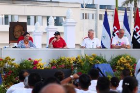Presidente Daniel Ortega y Compañera Rosario Murillo entregan buses rusos a transportistas