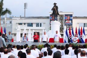 Presidente Daniel Ortega y Compañera Rosario Murillo entregan buses rusos a transportistas