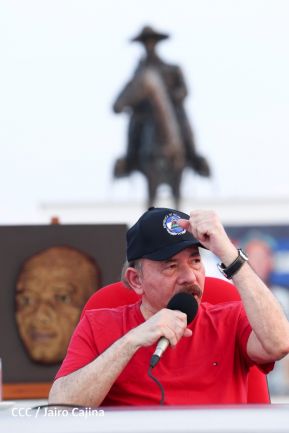 Presidente Daniel Ortega y Compañera Rosario Murillo entregan buses rusos a transportistas