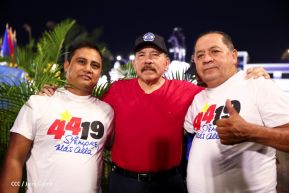 Presidente Daniel Ortega y Compañera Rosario Murillo entregan buses rusos a transportistas