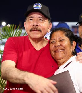 Presidente Daniel Ortega y Compañera Rosario Murillo entregan buses rusos a transportistas