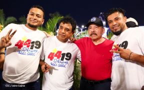 Presidente Daniel Ortega y Compañera Rosario Murillo entregan buses rusos a transportistas