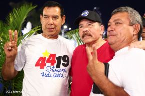 Presidente Daniel Ortega y Compañera Rosario Murillo entregan buses rusos a transportistas