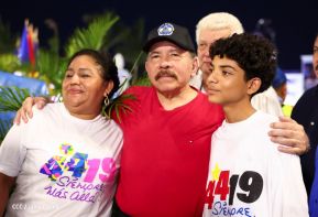 Presidente Daniel Ortega y Compañera Rosario Murillo entregan buses rusos a transportistas