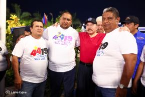 Presidente Daniel Ortega y Compañera Rosario Murillo entregan buses rusos a transportistas