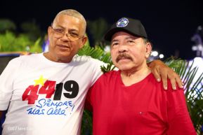 Presidente Daniel Ortega y Compañera Rosario Murillo entregan buses rusos a transportistas