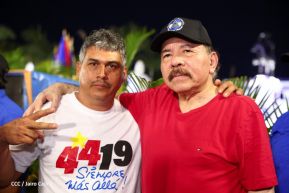 Presidente Daniel Ortega y Compañera Rosario Murillo entregan buses rusos a transportistas