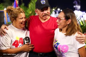Presidente Daniel Ortega y Compañera Rosario Murillo entregan buses rusos a transportistas