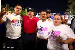 Presidente Daniel Ortega y Compañera Rosario Murillo entregan buses rusos a transportistas