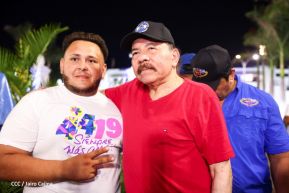 Presidente Daniel Ortega y Compañera Rosario Murillo entregan buses rusos a transportistas