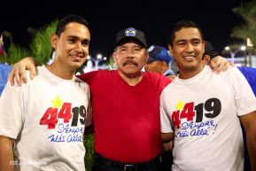 Presidente Daniel Ortega y Compañera Rosario Murillo entregan buses rusos a transportistas