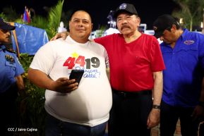 Presidente Daniel Ortega y Compañera Rosario Murillo entregan buses rusos a transportistas