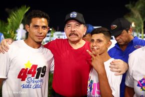 Presidente Daniel Ortega y Compañera Rosario Murillo entregan buses rusos a transportistas