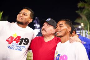 Presidente Daniel Ortega y Compañera Rosario Murillo entregan buses rusos a transportistas