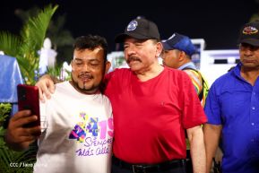 Presidente Daniel Ortega y Compañera Rosario Murillo entregan buses rusos a transportistas