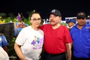 Presidente Daniel Ortega y Compañera Rosario Murillo entregan buses rusos a transportistas