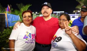 Presidente Daniel Ortega y Compañera Rosario Murillo entregan buses rusos a transportistas