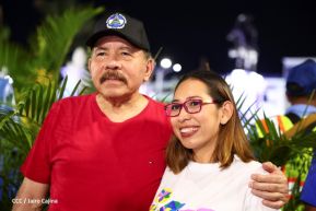 Presidente Daniel Ortega y Compañera Rosario Murillo entregan buses rusos a transportistas