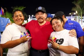 Presidente Daniel Ortega y Compañera Rosario Murillo entregan buses rusos a transportistas