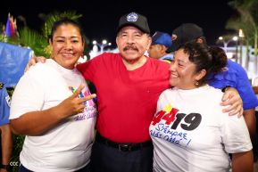 Presidente Daniel Ortega y Compañera Rosario Murillo entregan buses rusos a transportistas