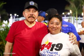 Presidente Daniel Ortega y Compañera Rosario Murillo entregan buses rusos a transportistas