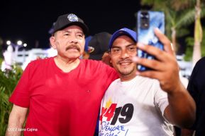 Presidente Daniel Ortega y Compañera Rosario Murillo entregan buses rusos a transportistas