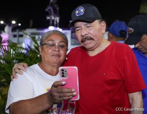 Presidente Daniel Ortega y Compañera Rosario Murillo entregan buses rusos a transportistas