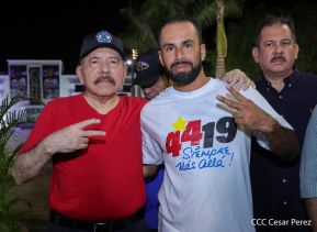 Presidente Daniel Ortega y Compañera Rosario Murillo entregan buses rusos a transportistas