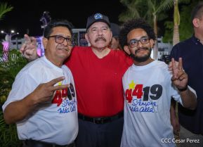 Presidente Daniel Ortega y Compañera Rosario Murillo entregan buses rusos a transportistas